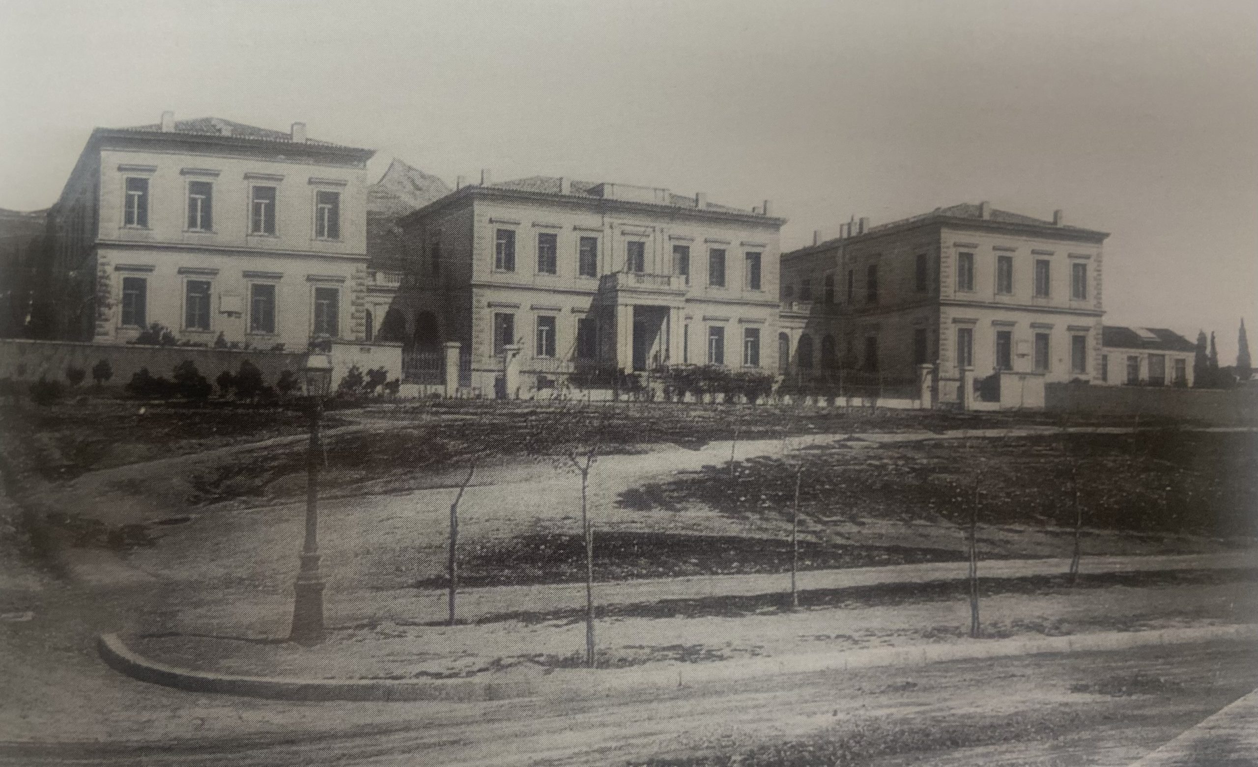 Κουίζ για την παλιά Αθήνα: Αναγνωρίζεις πού βρίσκονται αυτά τα κτίρια; Δεν πάει το μυαλό σου