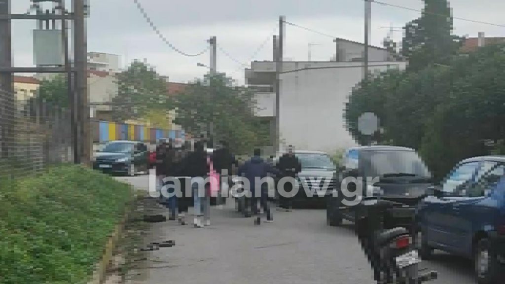 Λαμία: Άγριο ξύλο μεταξύ μαθητών κοντά σε σχολείο – ΒΙΝΤΕΟ