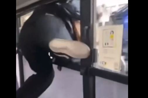 Αττική: Επιβάτης-κομάντο χωρίς εισιτήριο το «σκάει» από το παράθυρο μόλις βλέπει ελεγκτή – ΒΙΝΤΕΟ