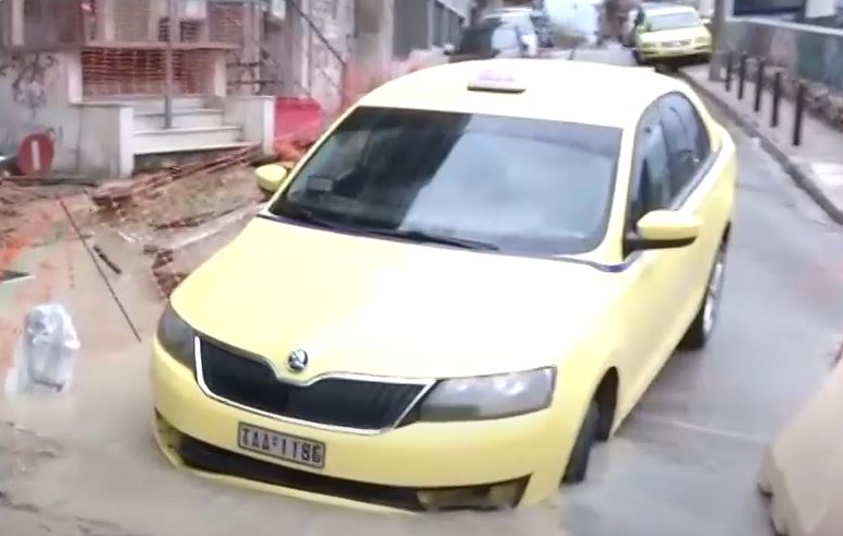 Κακοκαιρία: Υποχώρησε οδόστρωμα στη Λεωφόρο Αλεξάνδρας και «κατάπιε» ταξί