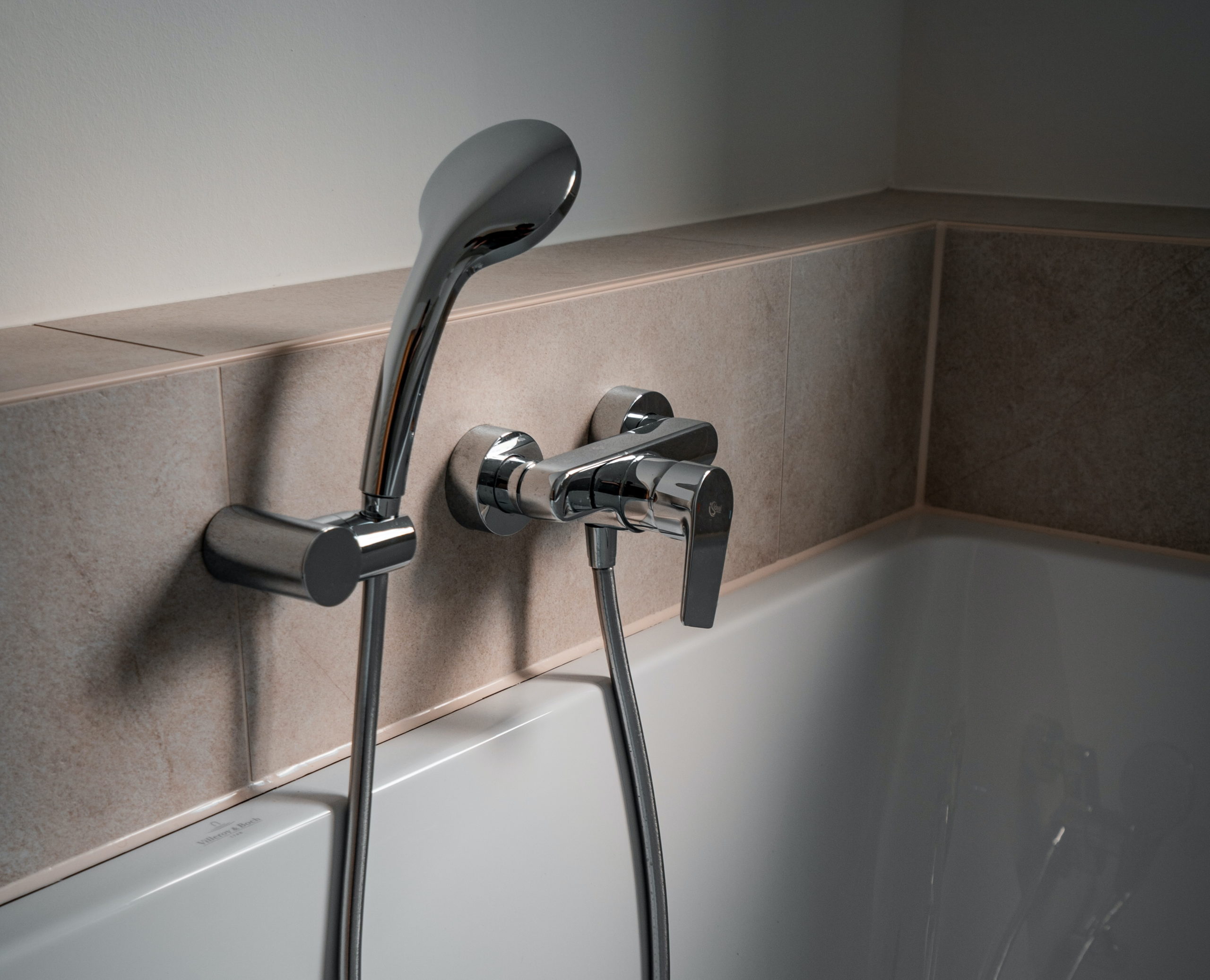 Το απλό κόλπο για να καθαρίσετε την μπανιέρα χωρίς να πονέσει η πλάτη σας