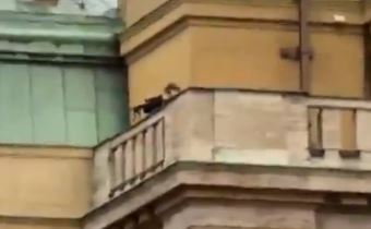 Μακελειό στην Πράγα: Νέο βίντεο με τον 24χρονο σε κατάσταση αμόκ – Ρίχνει «τυφλούς» πυροβολισμούς και ουρλιάζει