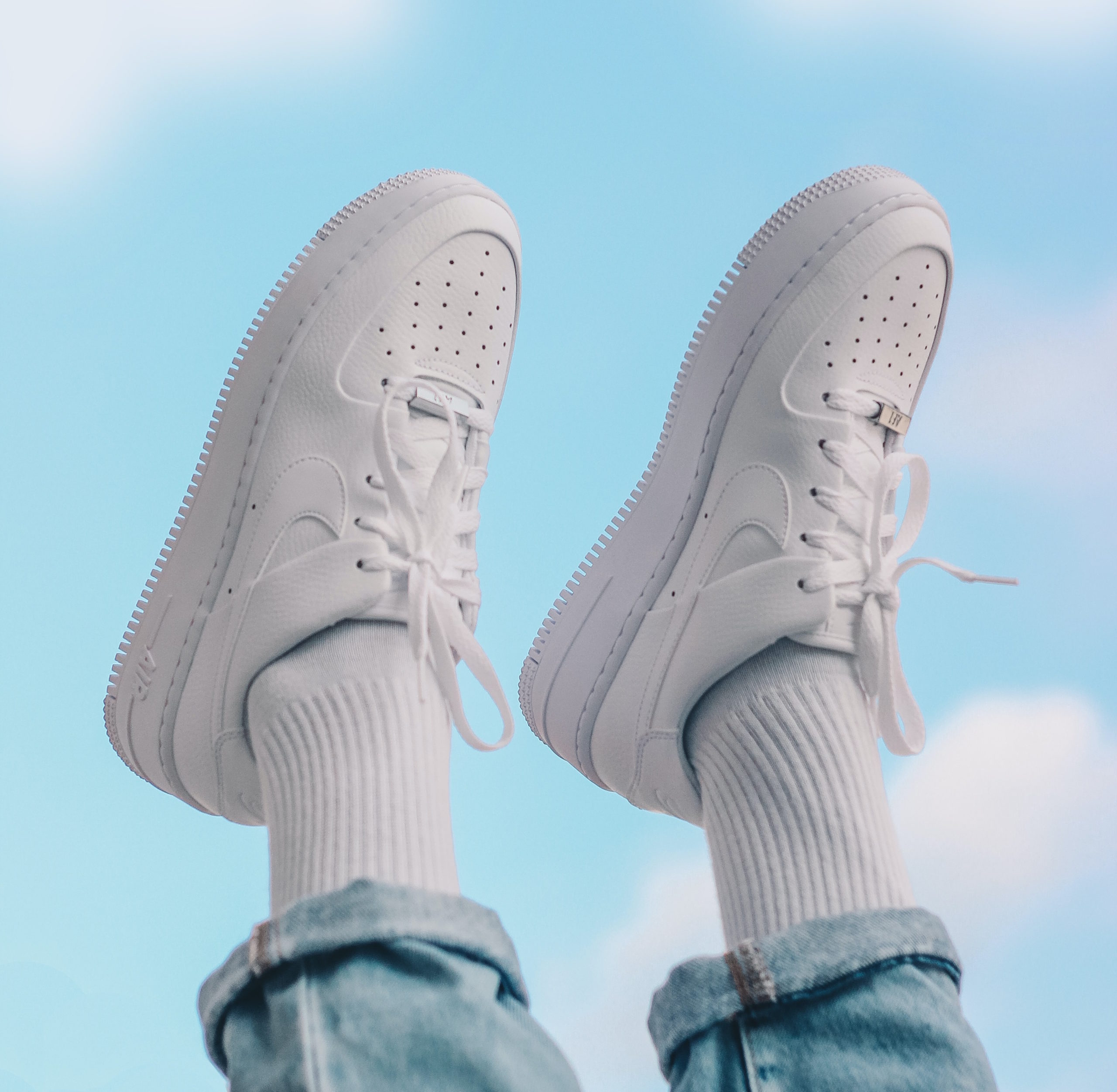 Πώς να καθαρίσετε τα κορδόνια των sneakers σας για να φαίνονται σαν καινούργια