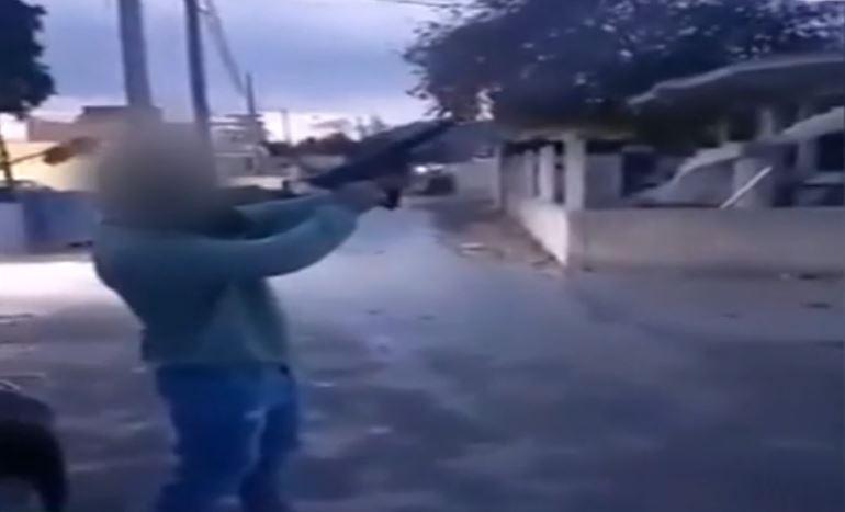 Βίντεο σοκ στα Μέγαρα: Άνδρας πυροβολεί κατά ριπάς με υποπολυβόλο