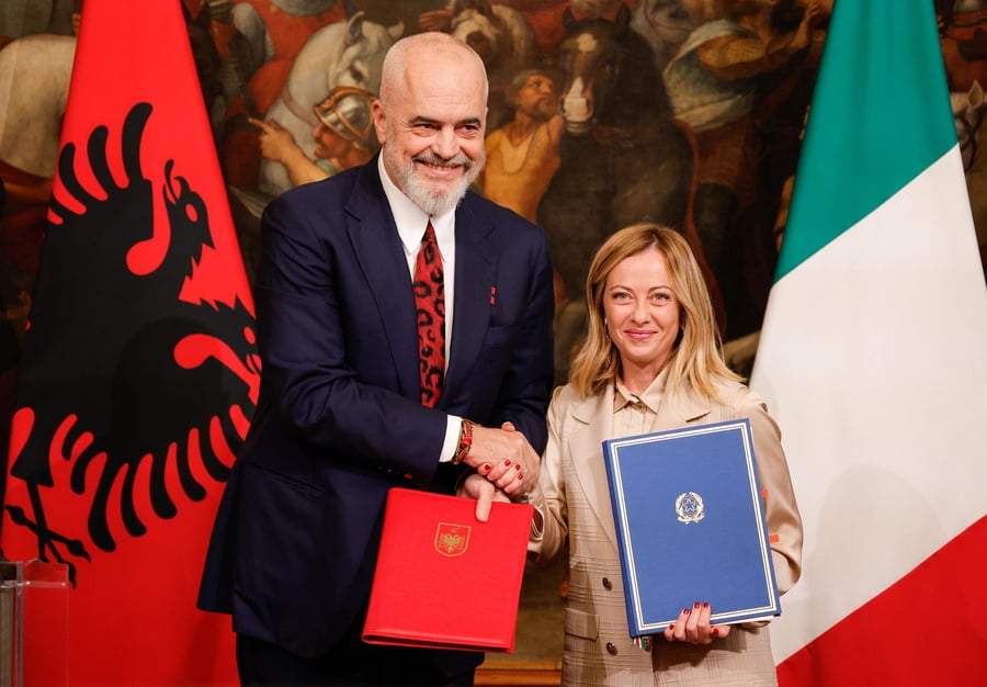 Το Συνταγματικό Δικαστήριο της Αλβανίας «πάγωσε» τη συμφωνία Μελόνι – Ράμα για το μεταναστευτικό