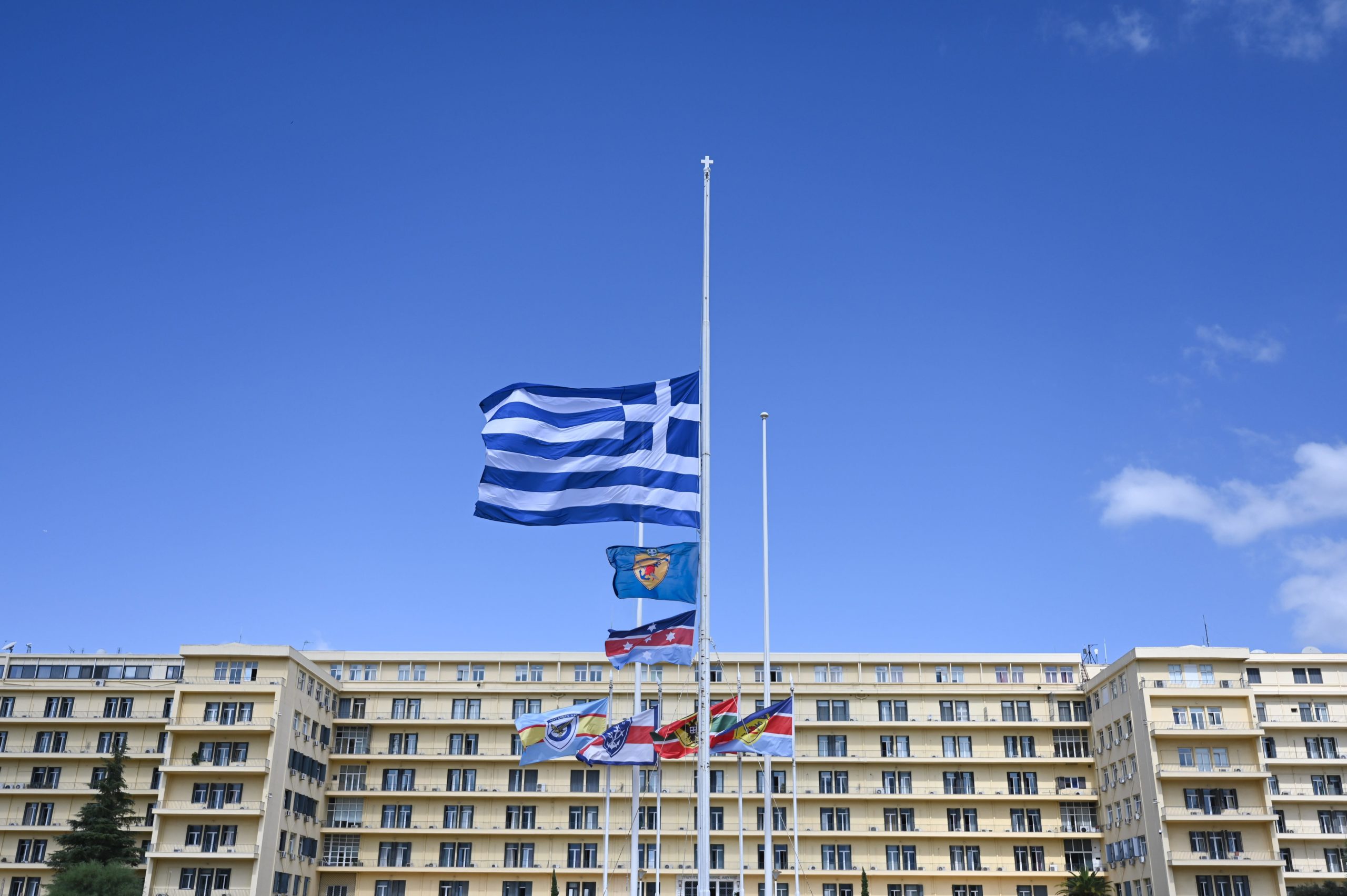 Μεσίστιες οι σημαίες στο υπουργείο Εθνικής Άμυνας για τον θάνατο του Επισμηναγού
