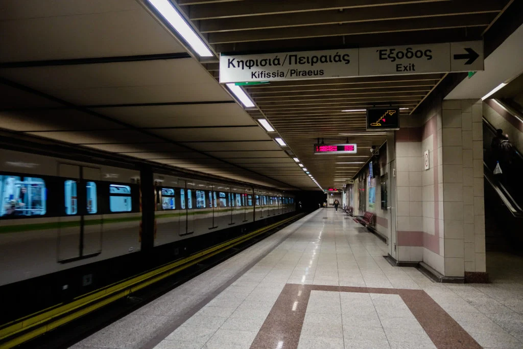 Τροποποιήσεις στα δρομολόγια του μετρό και των τραμ κατά τη διάρκεια των εορτών