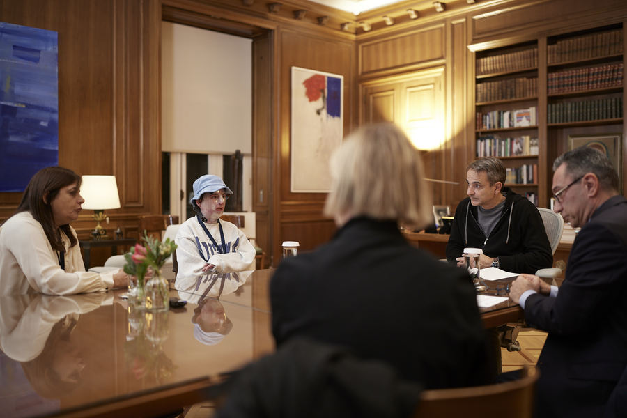 Συνάντηση Μητσοτάκη με εγκαυματίες: Μέσα από τη δική σας δυσκολία, βοηθάτε και άλλους ανθρώπους