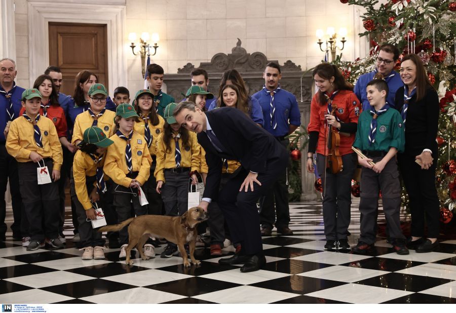 Μητσοτάκης: Άκουσε τα κάλαντα της Πρωτοχρονιάς από τους Προσκόπους – Έκλεψε ξανά την παράσταση ο Peanut