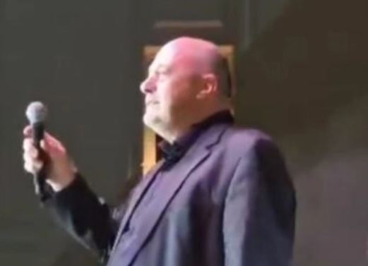 Βασίλης Καρράς: Ο Αχιλλέας Μπέος τραγούδησε το «Δεν πάω πουθενά» σε εκδήλωση στον Βόλο – ΒΙΝΤΕΟ