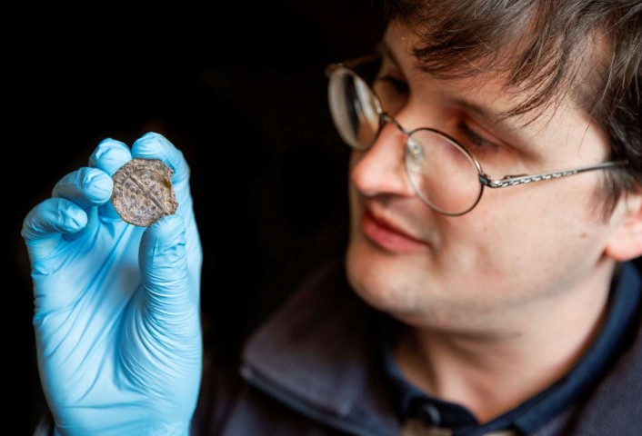 Η πίσω όψη είναι πολύ διαβρωμένη. 