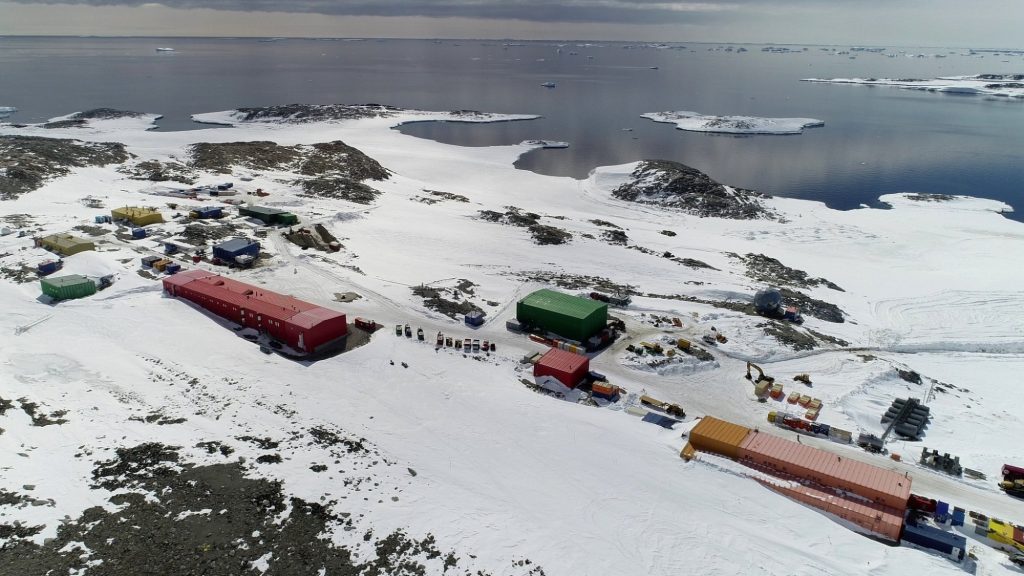 Οι άνθρωποι που ζουν στον Νότιο Πόλο διασχίζουν και τις 24 ζώνες ώρας την ημέρα των Χριστουγέννων