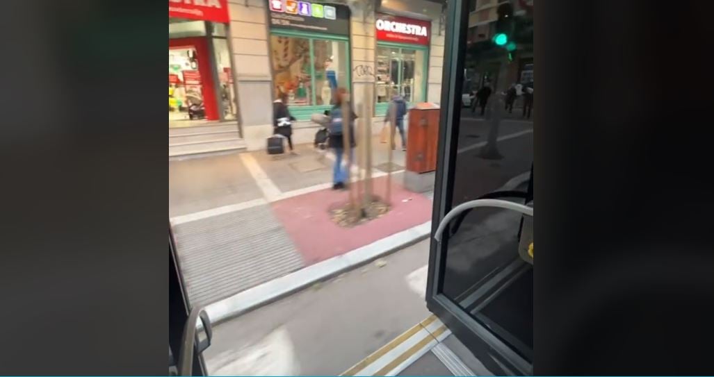 Θεσσαλονίκη: Λεωφορείο κινείται με ανοιχτές πόρτες