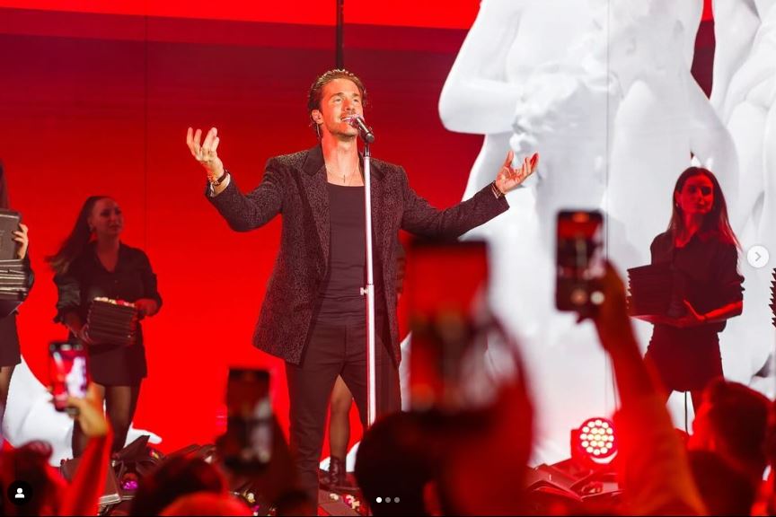 Νίκος Οικονομόπουλος: Η αφιέρωση στην πίστα για τον Βασίλη Καρρά – «Καλησπέρα και καλή βραδιά, έτσι θα ξεκινήσουμε απόψε»