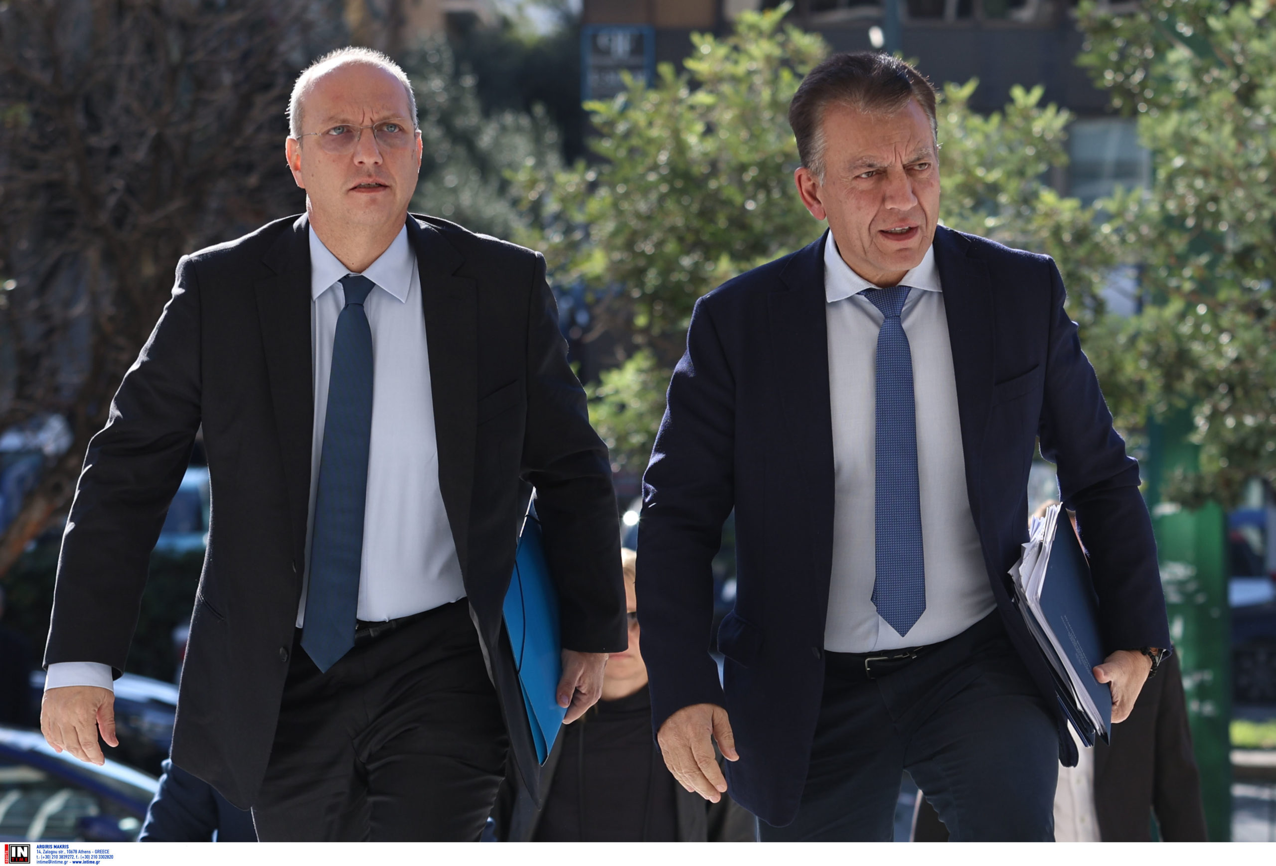 Οικονόμου και Βρούτσης στον Άρειο Πάγο: Να αντιμετωπίσουμε αποτελεσματικά τις αγέλες των χούλιγκαν 