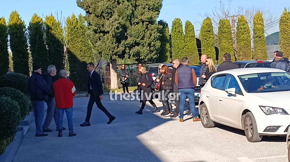 Βασίλης Καρράς: Σε γραφείο τελετών στην Θεσσαλονίκη η σορός του – Υποβασταζόμενες έφτασαν η σύζυγος και η κόρη του