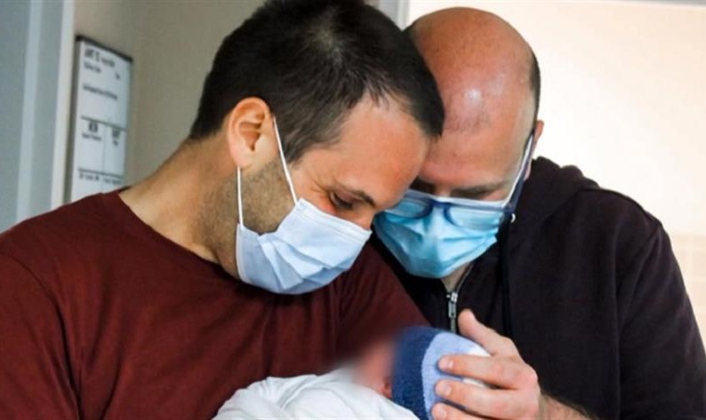 Ομόφυλα ζευγάρια που ξενιτεύτηκαν για να εξασφαλίσουν τα παιδιά τους μιλούν στον ΑΝΤ1