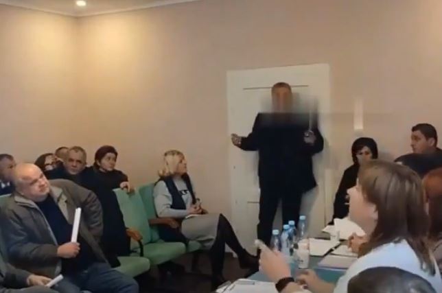 Ουκρανία: Άνδρας έριξε χειροβομβίδες κατά τη διάρκεια συνεδρίασης δημοτικού συμβουλίου – 26 τραυματίες – ΒΙΝΤΕΟ