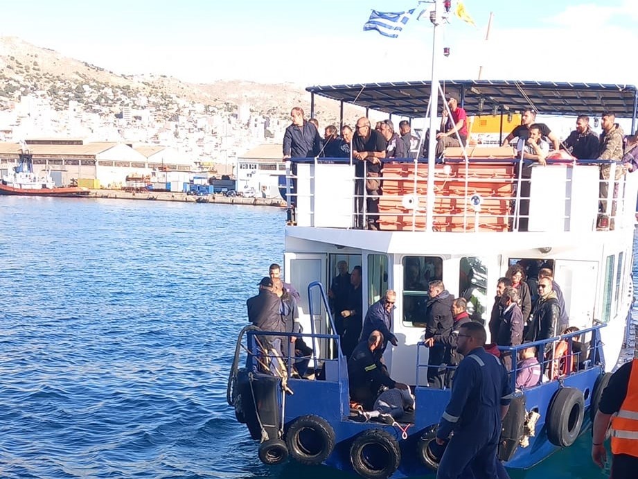 Πέραμα: Γυναίκα έπεσε στη θάλασσα από φέρι μποτ – ΒΙΝΤΕΟ από την στιγμή της διάσωσής της