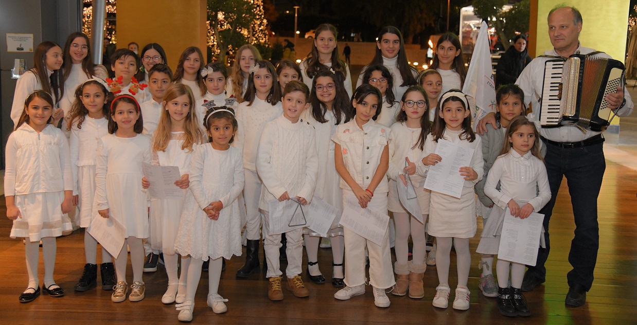 Εφέτος τα Χριστούγεννα μοιράζουμε παιδικά χαμόγελα με τα Ευχοστολίδια