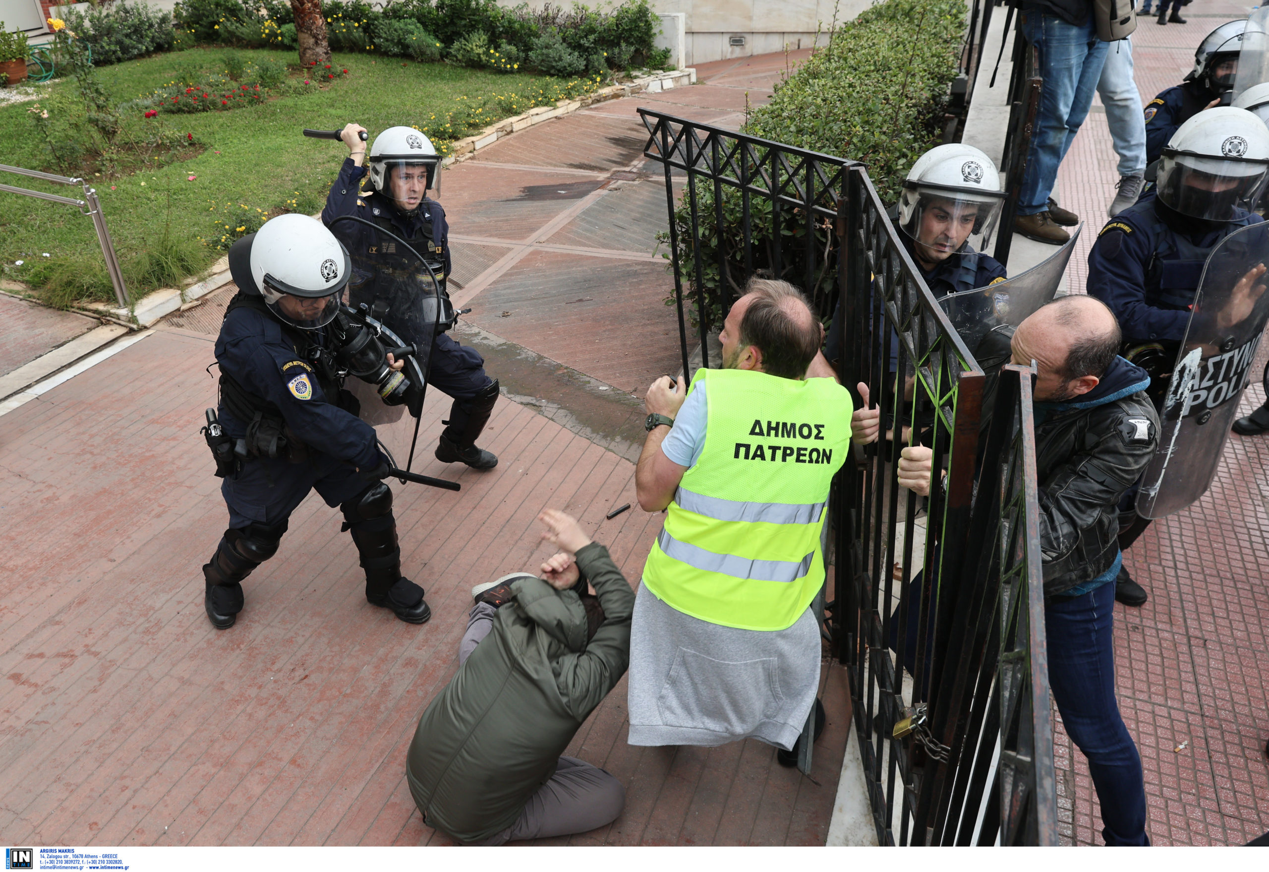 Επεισόδια με χημικά στην πορεία των εργαζομένων στους δήμους