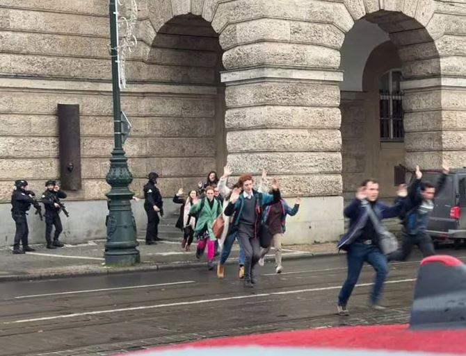 Συναγερμός για επεισόδιο με πυροβολισμούς στην Πράγα – Αναφορές για νεκρούς και τραυματίες – BINTEO