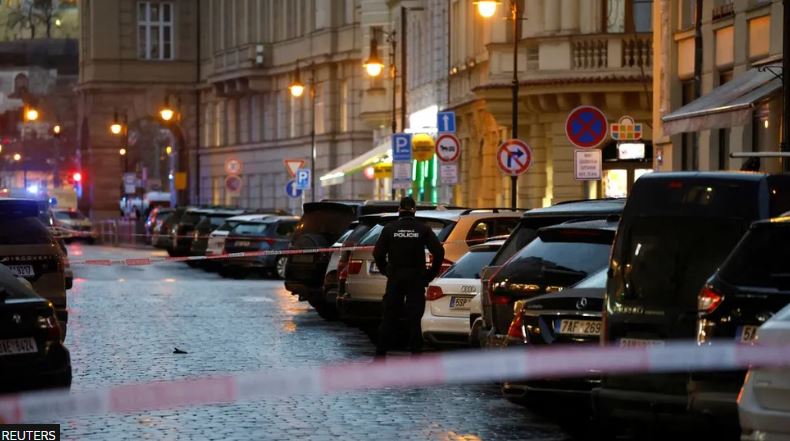 Μακελειό στην Πράγα: Τουλάχιστον 15 οι νεκροί από τα πυρά του φοιτητή – Εντοπίστηκε νεκρός και ο πατέρας του