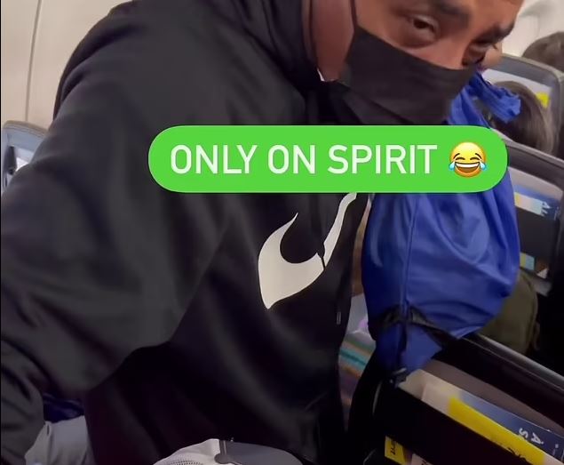 Βίντεο: Χαμός σε πτήση – Πάτησε πάνω σε καθισμένο συνεπιβάτη του για να βγει πιο γρήγορα από το αεροπλάνο