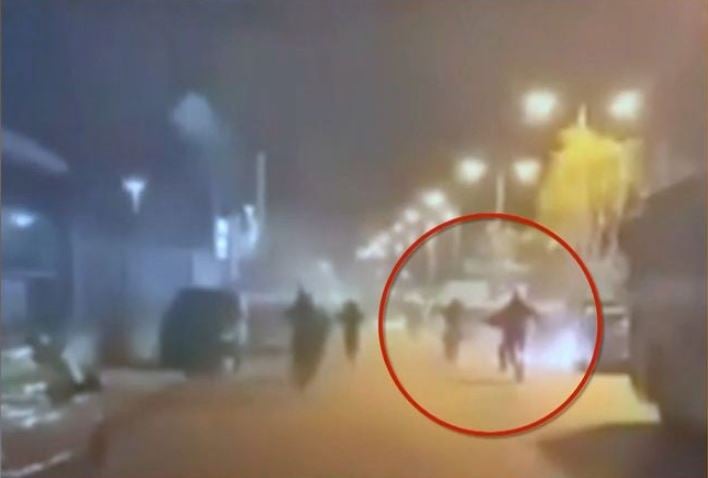 Ρέντης: Χτυπήθηκε και από μολότοφ ο 31χρονος αστυνομικός– «Ζητούσε μόνο να βγάλουμε τη φωτοβολίδα» λέει αυτόπτης μάρτυρας