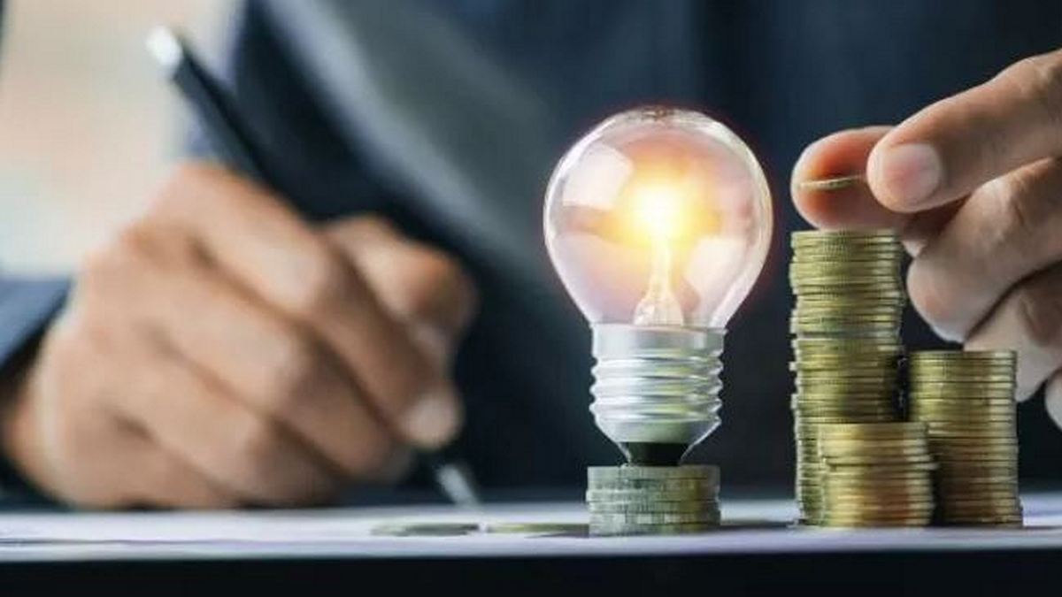 ΥΠΕΝ: Φθηνότερο ρεύμα υπόσχεται η μείωση ΕΤΜΕΑΡ και ΥΚΩ – Το όφελος για τους καταναλωτές