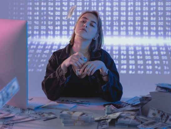 8 τρόποι με τους οποίους οι άνθρωποι γίνονται πλούσιοι ακόμη και όταν έχουν τον ίδιο μισθό για χρόνια