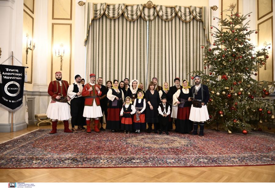 Κατερίνα Σακελλαροπούλου: Άστεγοι, άτομα με αυτισμό και σύλλογοι έψαλλαν τα κάλαντα στην ΠτΔ