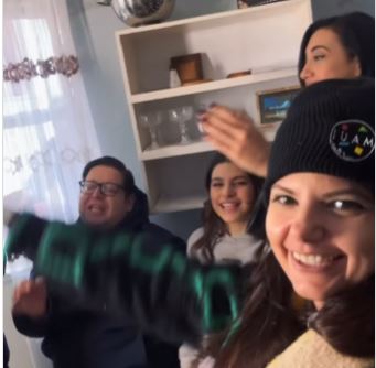 Σασμός: Οι ηθοποιοί της σειράς τραγουδούν τα κάλαντα στο τελευταίο γύρισμα της χρονιάς – ΒΙΝΤΕΟ