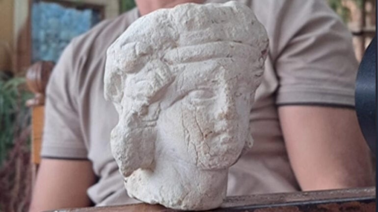 Αρχαιολόγος βρήκε τυχαία το κεφάλι αγάλματος ενός αρχαίου Έλληνα θεού – Αποκαλύφθηκε λόγω της κακοκαιρίας Daniel