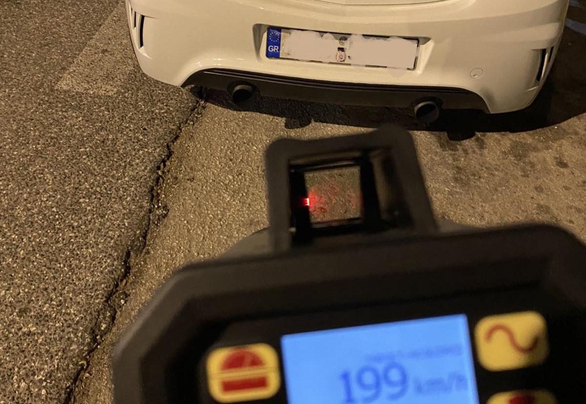 Συνελήφθη οδηγός που έτρεχε με 200 χλμ. στην Λ. Σχιστού – Το όριο είναι στα 50 χλμ. – ΦΩΤΟ