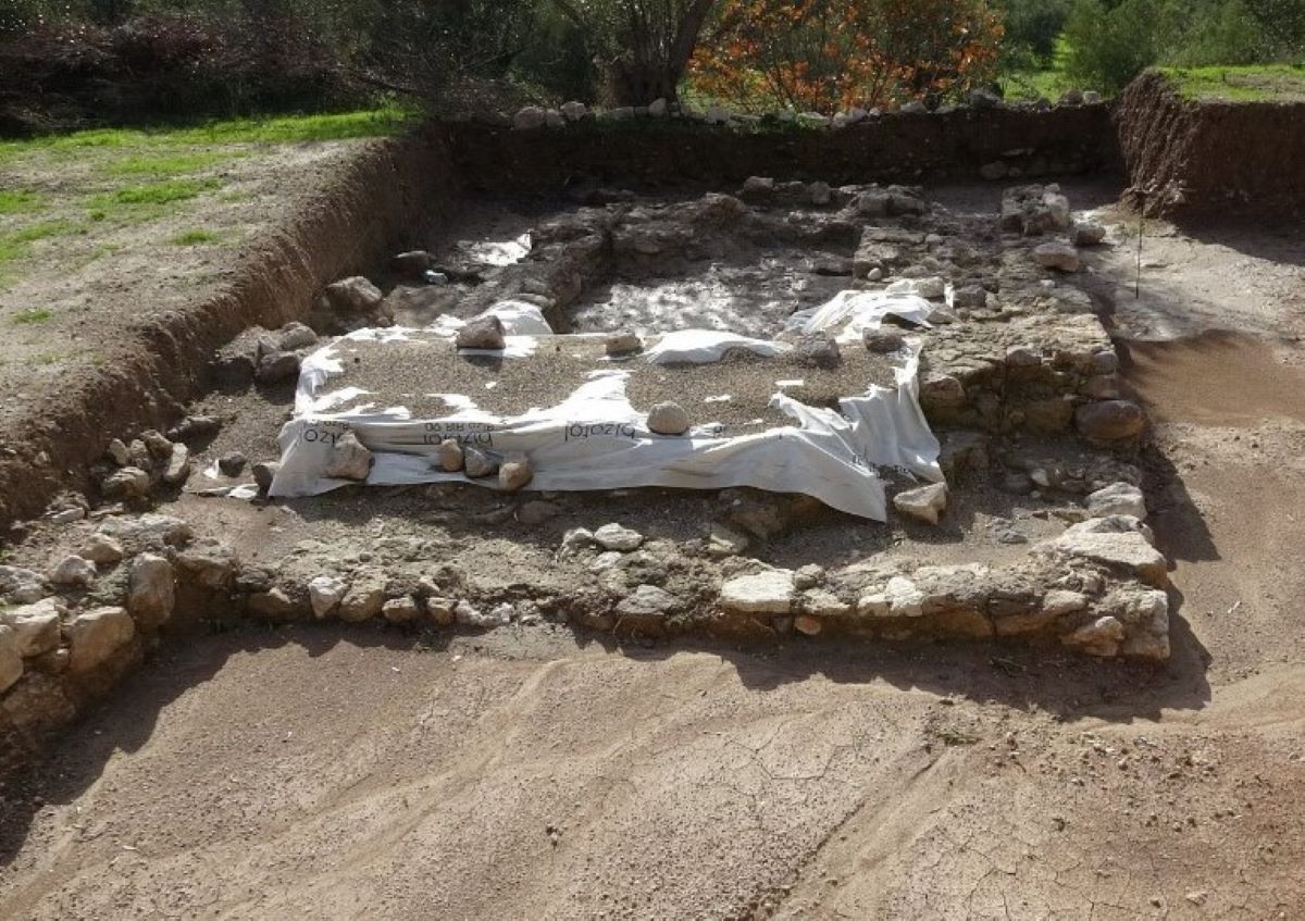 Οι πρόσφατες ανασκαφές που πραγματοποιήθηκαν από το Τμήμα Αρχαιολογίας του Πανεπιστημίου Çanakkale Onsekiz Mart (ÇOMÜ) αποκάλυψαν έναν μεγαλειώδη τάφο 2.000 ετών από τη ρωμαϊκή περίοδο δίπλα στο Ιερό του Σμινθέως Απόλλωνος.