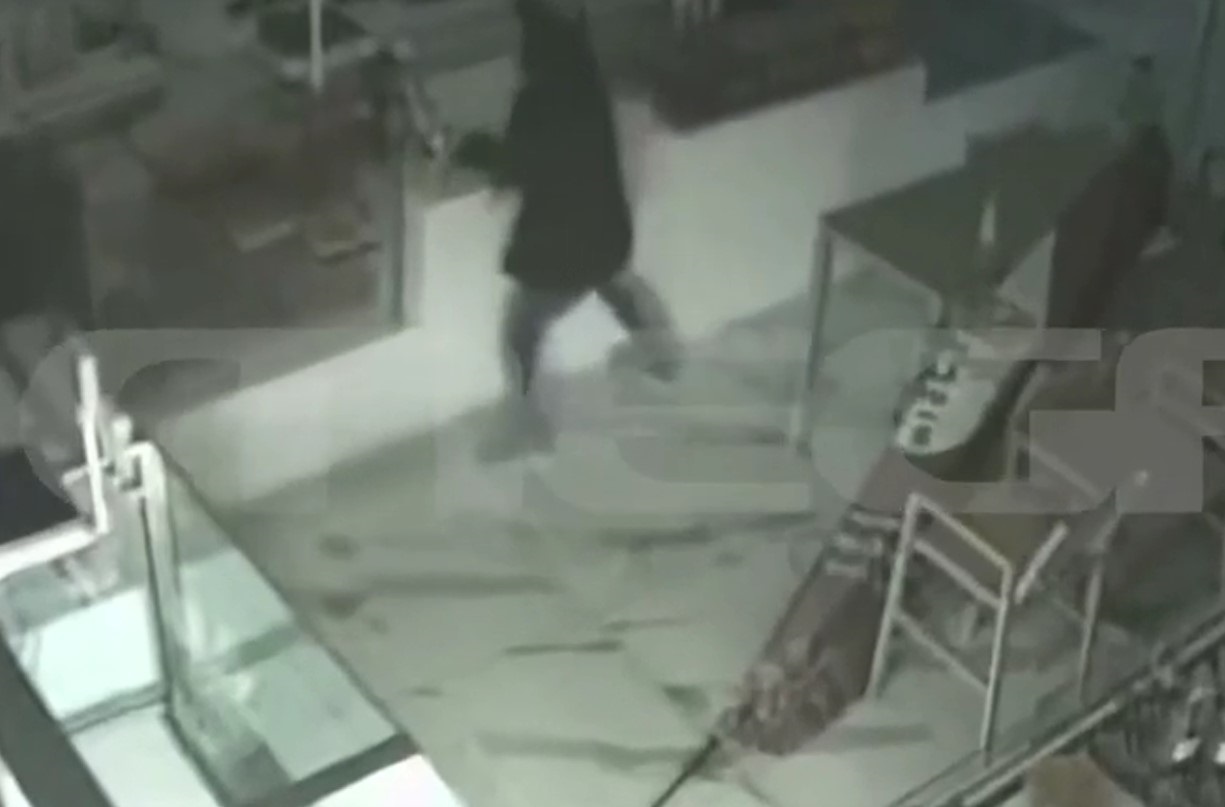 Θεσσαλονίκη: Βίντεο ντοκουμέντο από διάρρηξη σε ζαχαροπλαστείο – Τους έπεσε η μηχανή του καφέ και έφυγαν με την ταμειακή