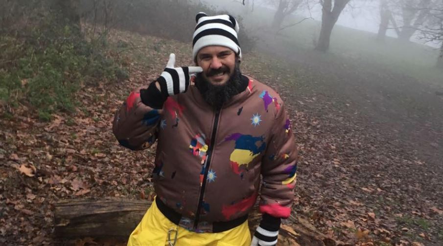 Πέθανε ο γνωστός σχεδιαστής Τόλης Σκουλαριώτης