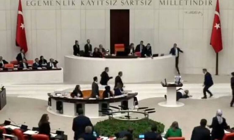 Τουρκία: Βουλευτής έπαθε καρδιακή προσβολή και κατέρρευσε μέσα στο κοινοβούλιο – ΒΙΝΤΕΟ