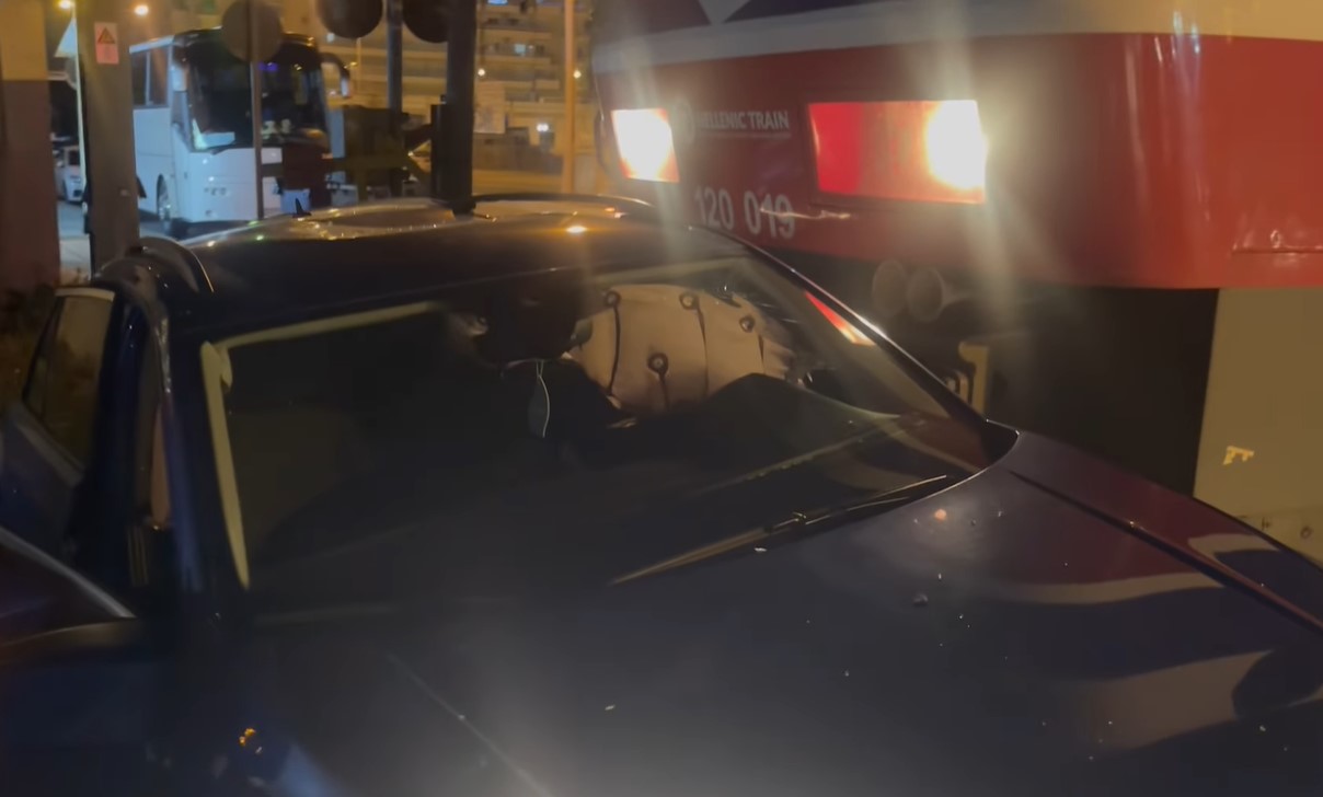 Θεσσαλονίκη: Mηχανή τρένου συγκρούστηκε με αυτοκίνητο – Δείτε ΒΙΝΤΕΟ