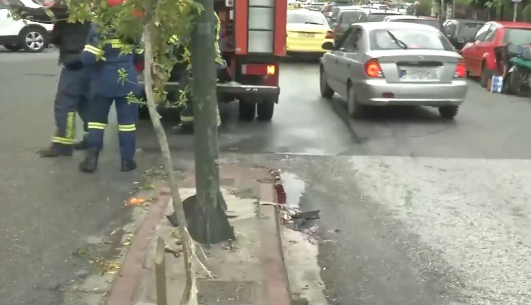 Θανατηφόρο τροχαίο στην Κυψέλη: Σε δέντρο και κολώνα καρφώθηκε η μηχανή του 45χρονου – «Πήγαινε να πάρει την γυναίκα του από την δουλειά»