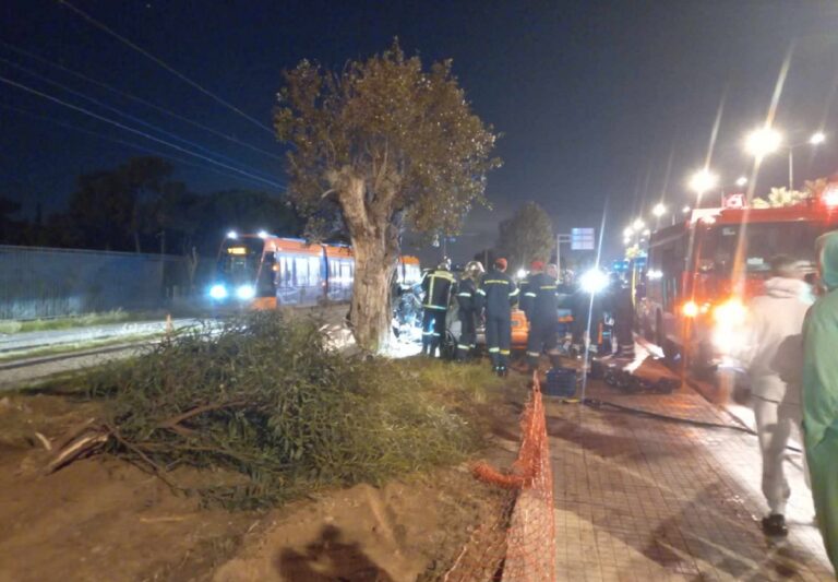 Σοβαρό τροχαίο στη Λεωφόρο Ποσειδώνος: Αυτοκίνητο καρφώθηκε σε δέντρο δίπλα στις γραμμές του τραμ