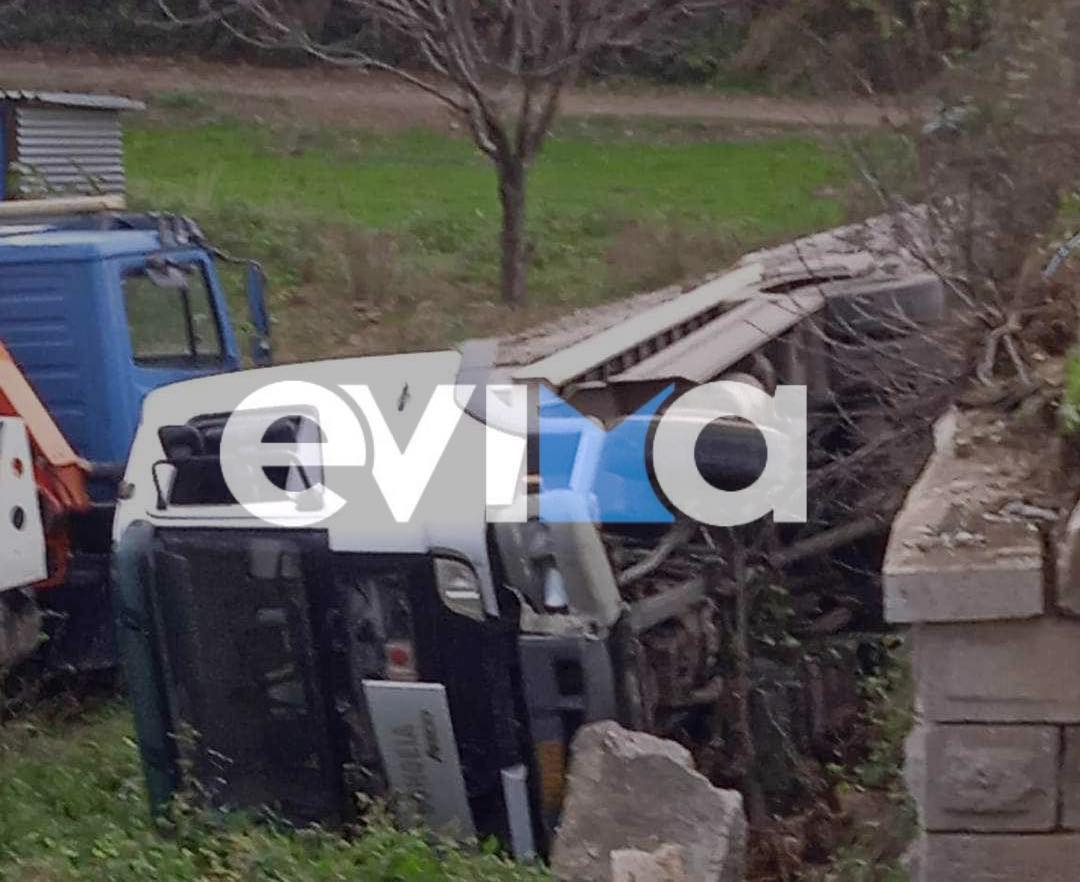 Εύβοια: Τρία τροχαία μέσα σε λίγες ώρες – Φορτηγό οδικής βοήθειας έπεσε από γέφυρα – ΦΩΤΟ