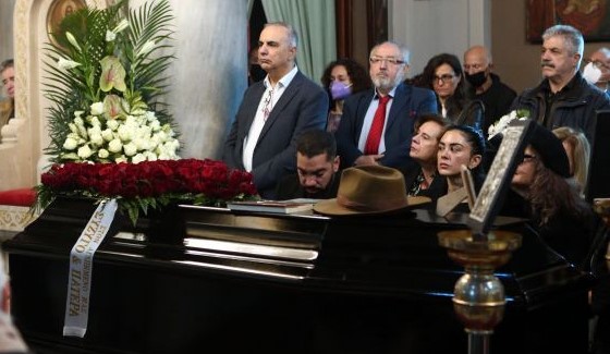 Βασίλης Βασιλικός: Συγκίνηση στο τελευταίο «αντίο» στον εμβληματικό συγγραφέα – Κηδεύτηκε με το αγαπημένο του καπέλο – ΦΩΤΟ