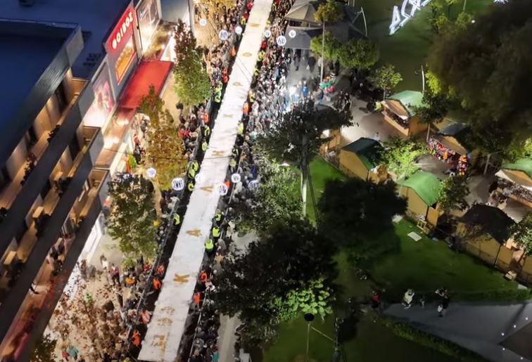 Βασιλόπιτα για γκίνες στο Περιστέρι: Ζύγιζε 9 τόνους και ξεπέρασε τα 65.000 κομμάτια – ΒΙΝΤΕΟ