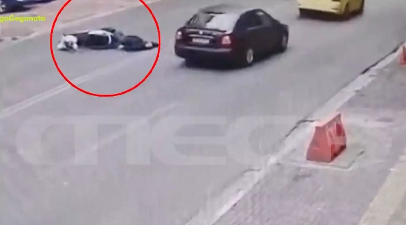 Βίντεο ντοκουμέντο από τροχαίο στο κέντρο της Αθήνας – Στο νοσοκομείο οδηγός μηχανής