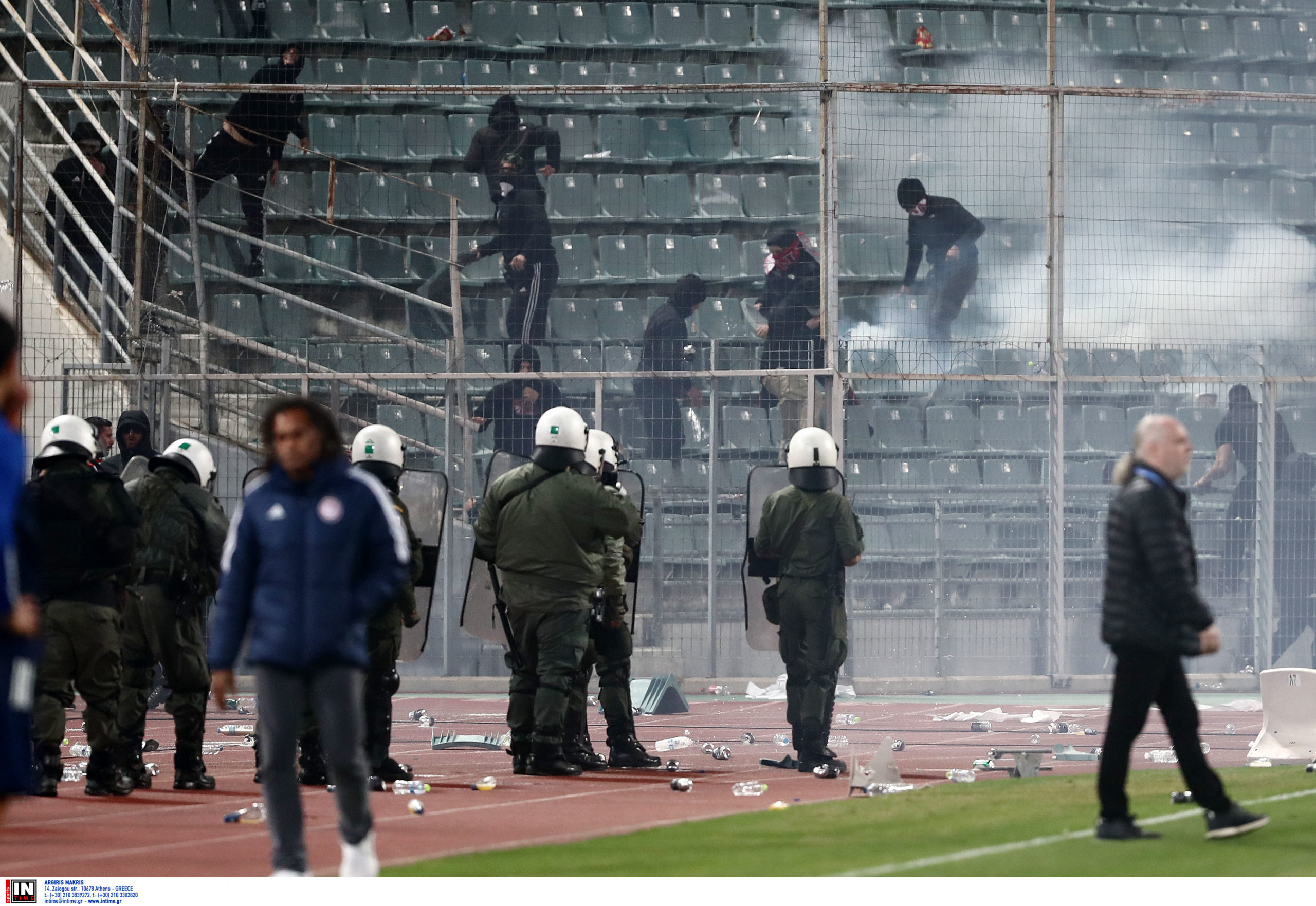 Βόλος – Ολυμπιακός: Προσωρινή διακοπή και δακρυγόνα στο Πανθεσσαλικό