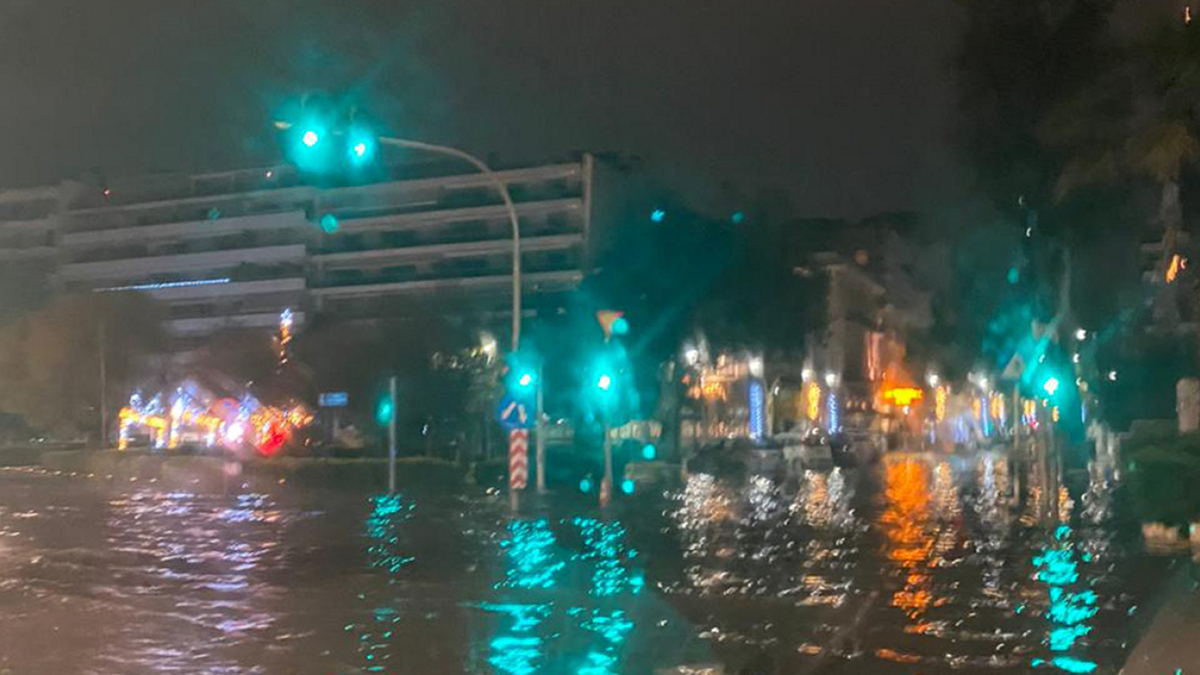 Σοβαρά προβλήματα από την ισχυρή βροχή: Πλημμύρισε ο Φλοίσβος – Κλειστές δύο λωρίδες στην Λ. Ποσειδώνος