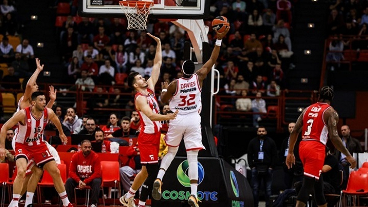 Ολυμπιακός – Βαλένθια 56-63: Ήττα-σοκ από τις «νυχτερίδες» – Η ΚΑΕ καταδίκασε το ρατσιστικό σχόλιο οπαδού κατά του διαιτητή και τον απέκλεισε από το ΣΕΦ