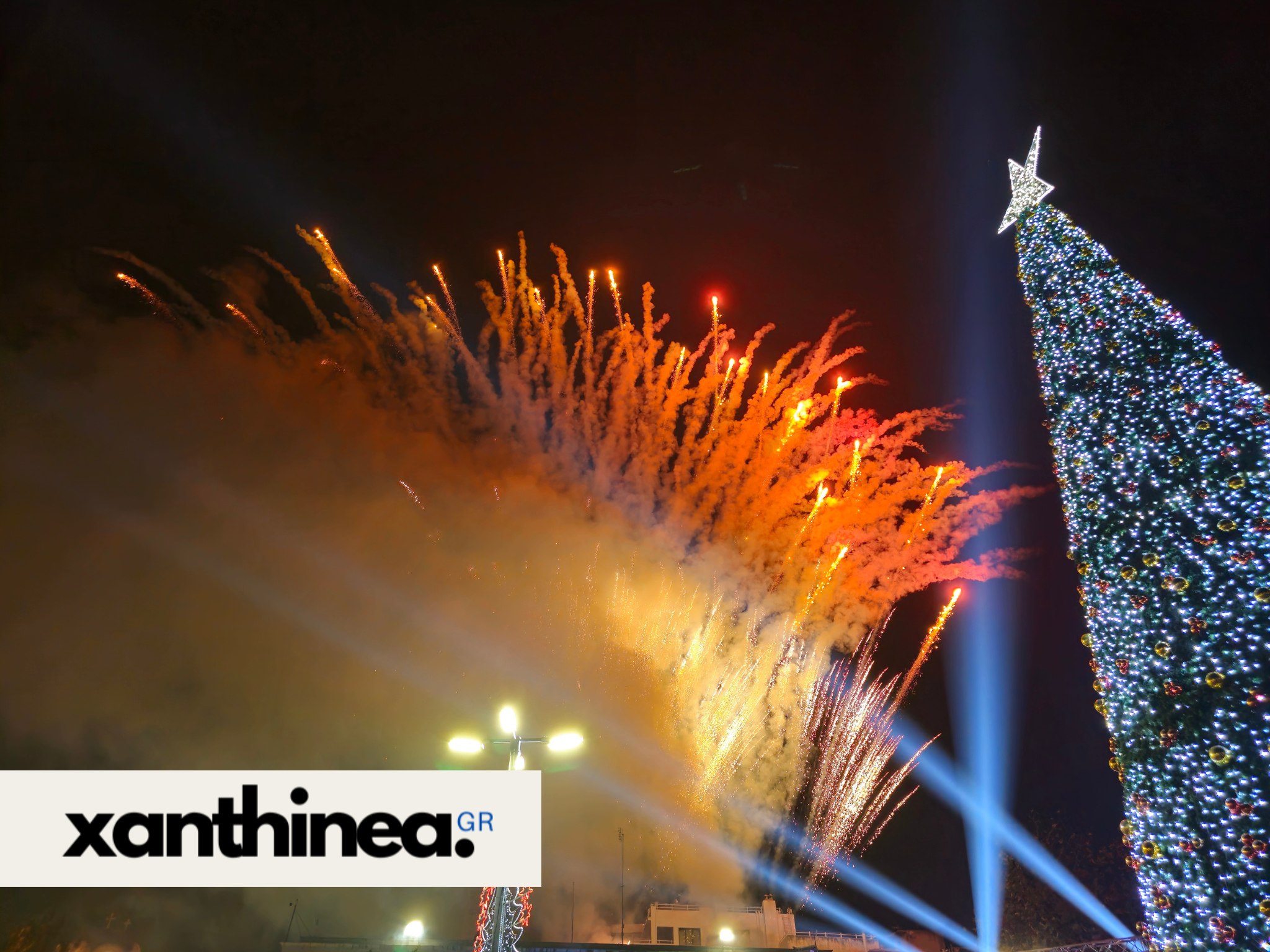 Ξάνθη: Με «βροχή» πυροτεχνημάτων φωταγωγήθηκε το Χριστουγεννιάτικο δέντρο – ΦΩΤΟ και ΒΙΝΤΕΟ